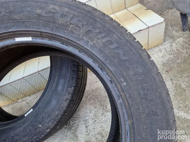 Dve dobre letnje gume 18 ice PIRELLI 235 60 18 Dot 1416 sa o