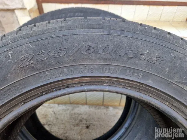 Dve dobre letnje gume 18 ice PIRELLI 235 60 18 Dot 1416 sa o