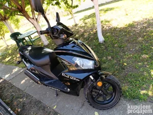 Skuter DVOTAKTNI odličan full stanje 49 kubika