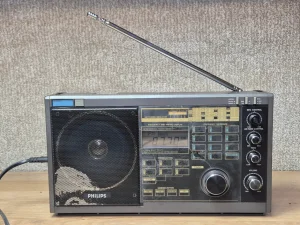 Philips D2935 PLL Synthesized World Receiver