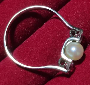 Prelep verenicki prsten od belog zlata sa biserom i cirkonim