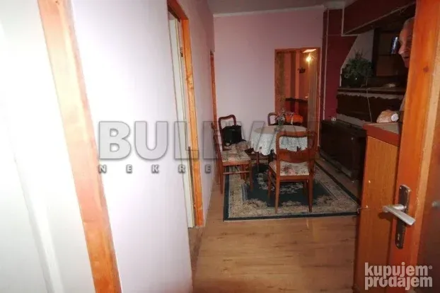 Stan u kući kod železničke stanice, u funkciji lokala