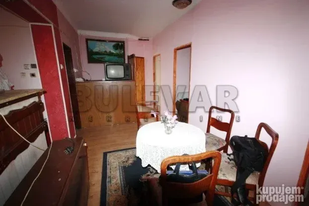 Stan u kući kod železničke stanice, u funkciji lokala