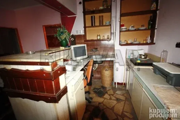 Stan u kući kod železničke stanice, u funkciji lokala