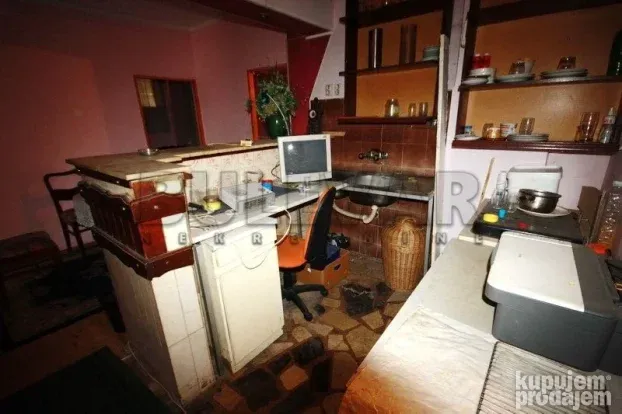 Stan u kući kod železničke stanice, u funkciji lokala