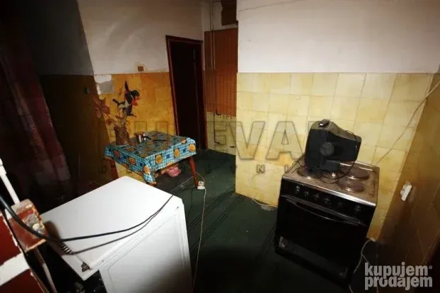 Stan u kući kod železničke stanice, u funkciji lokala