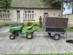 Traktor Johan Deere mini sa prikolicom