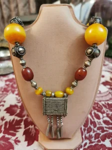 Predivna stara ogrlica sa cilibarom