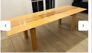 Stilski sto puno drvo