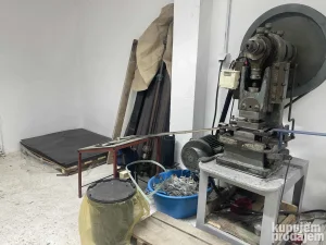 Presa za proizvodnju metalnih poklopaca sa alatima