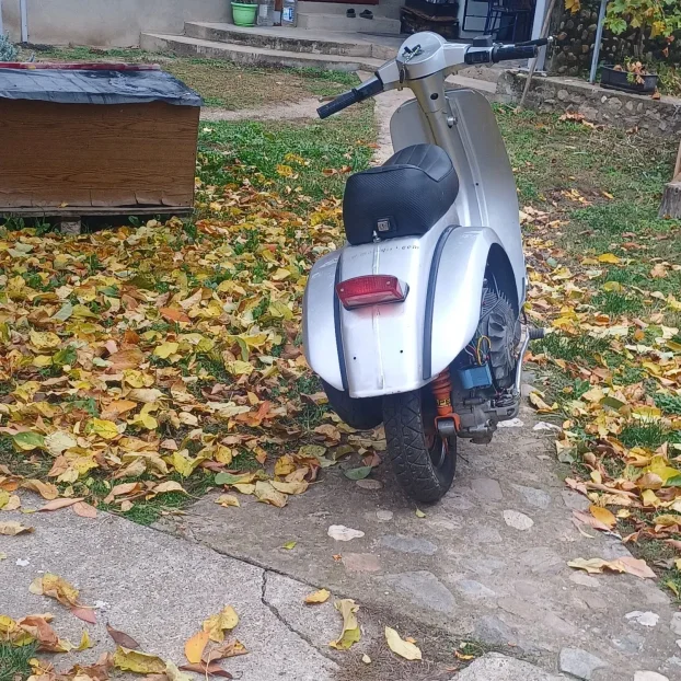 Vespa P200E