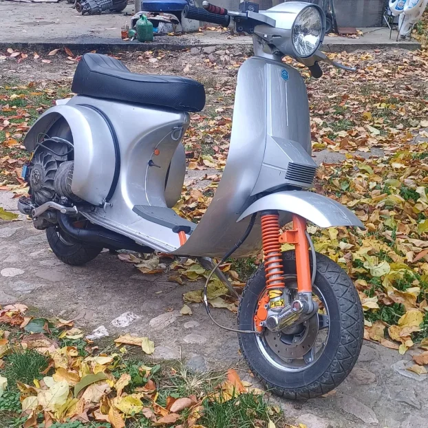 Vespa P200E