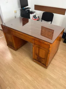 Drveni sto sa staklom i fiokama