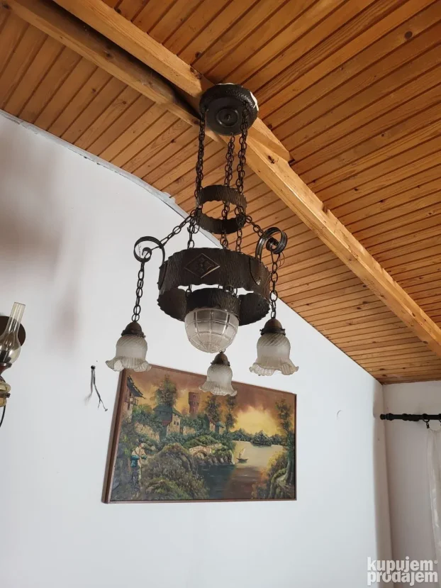 Lusteri na prodaju