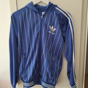 Adidas plavi duks 164