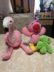 Čupavi flamingos i roze plišani papagaj