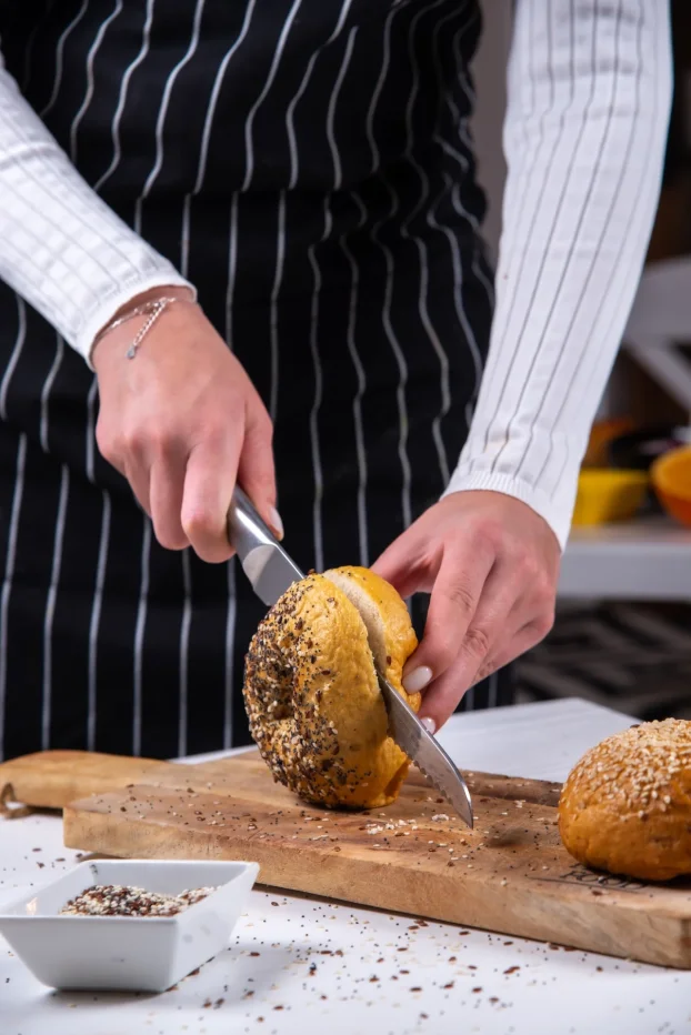 Rad u kuhinji(priprema testa za bagel)