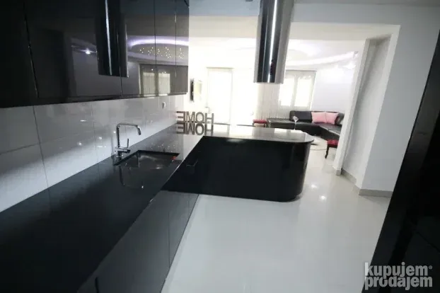 Četvorosoban stan, centar grada