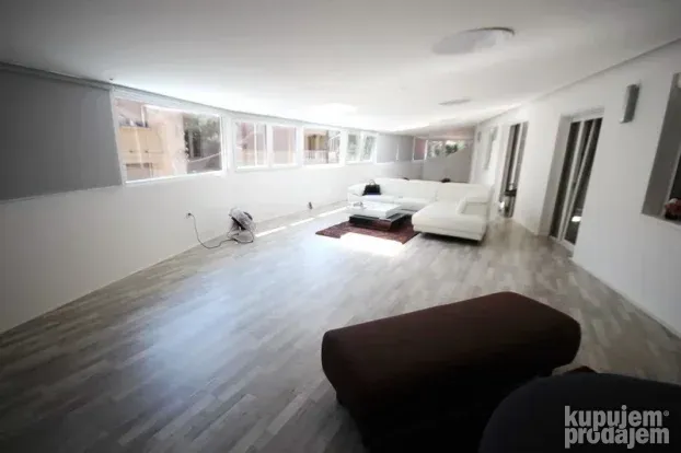 Četvorosoban stan, centar grada