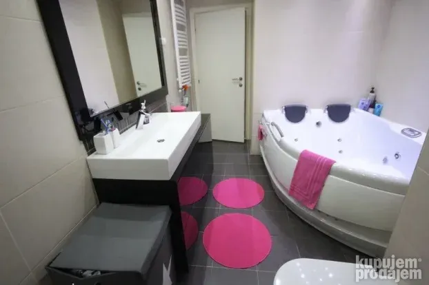 Četvorosoban stan, centar grada