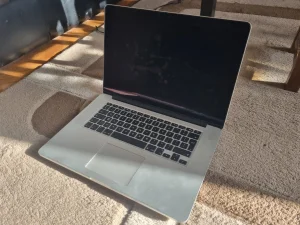 Macbook pro A1398 za delove