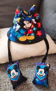 Deciji sesir koji mrda usima