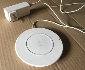 BEŽIČNI PUNJAČ BELKIN za mobilne telefone + kabl