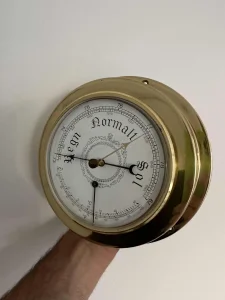 Brodski barometar sa termometrom