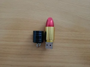 Flash memorija 64GB u obliku karmina. Novo.