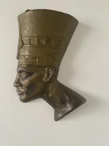 Kraljica Nefertiti, livena figura