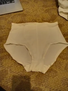 Beli ženski steznik vel 85 sastav:74/24/2