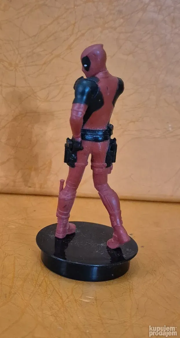 Na postolju Deadpool cup topper