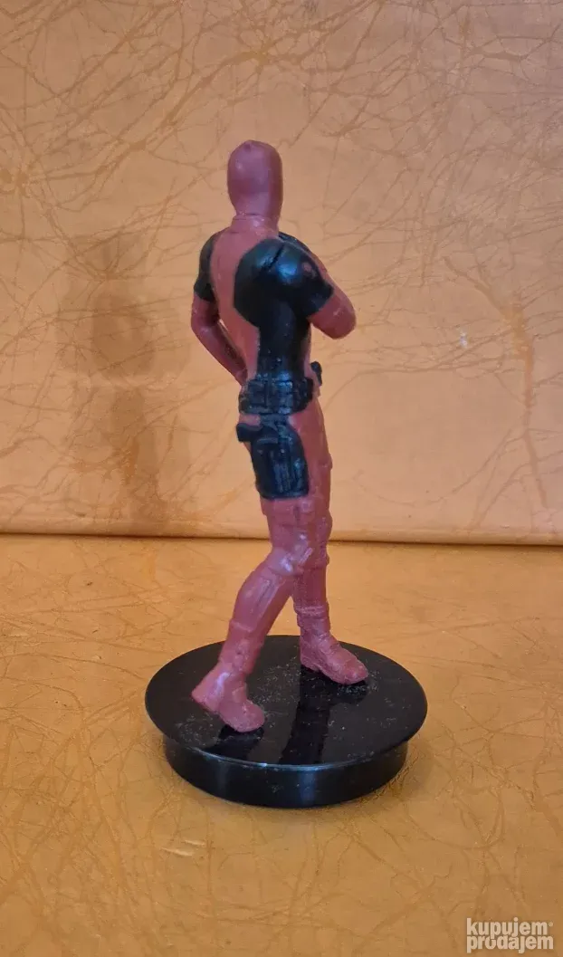 Na postolju Deadpool cup topper