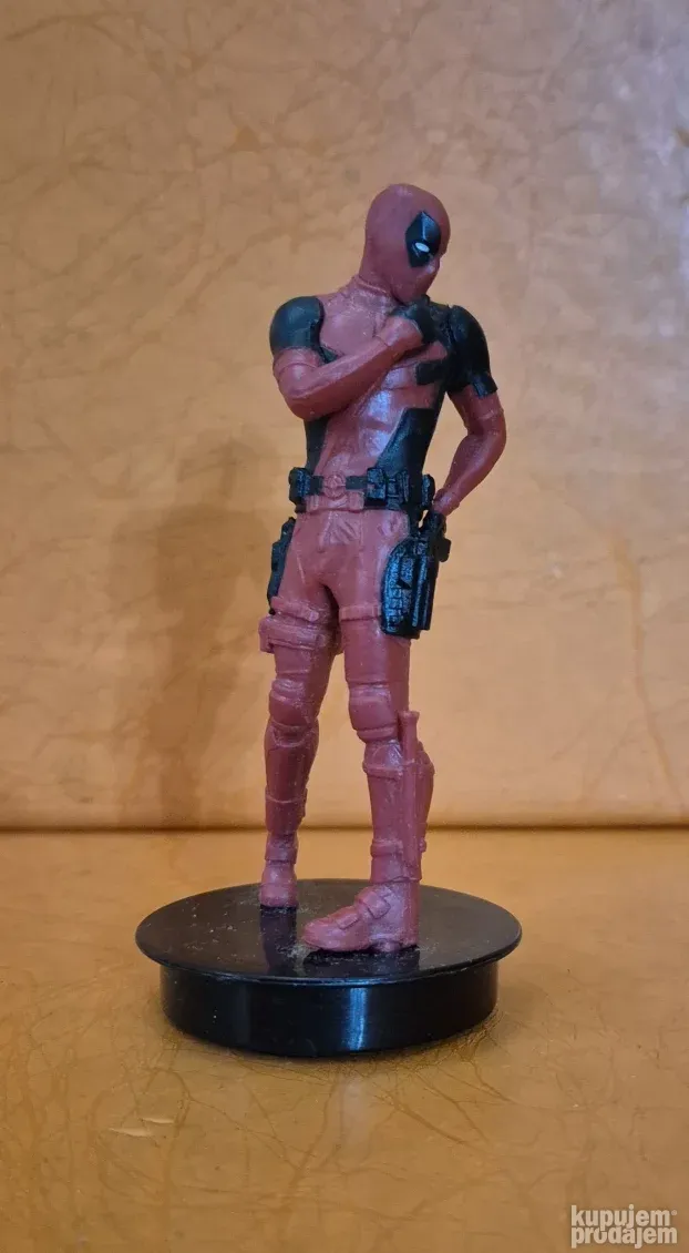 Na postolju Deadpool cup topper