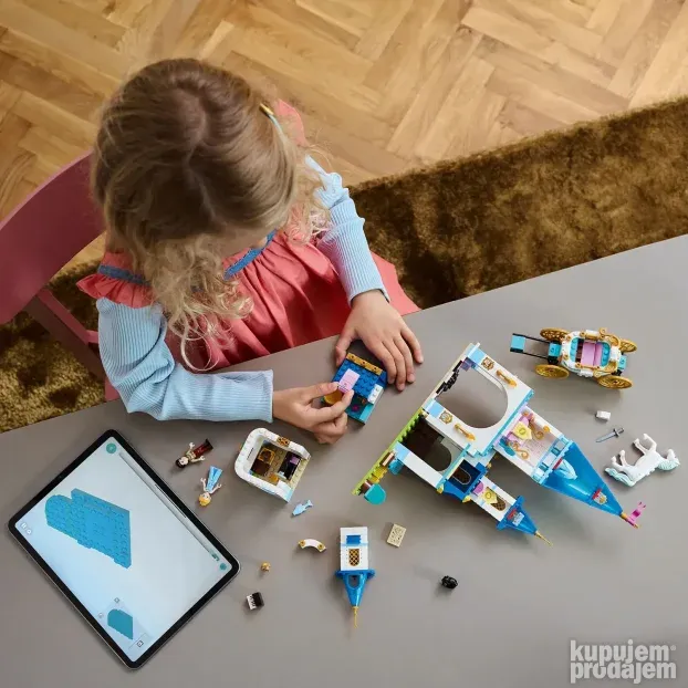 LEGO Disney 43275 Pepeljugin zamak i kočija sa konjima