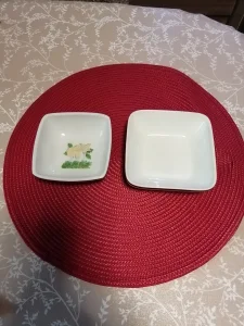 Dve četvrtaste činije