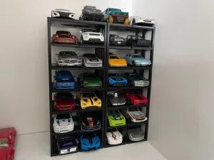 Police za autići (stalak za 14 automobila 1:64). Hot Wheels