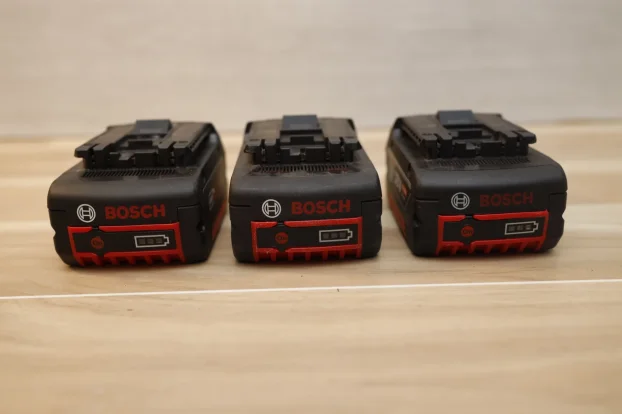 BOSCH  baterije 18V 4.0Ah 08/2023  02/2024 AmpSHARE kao nove