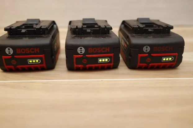 BOSCH  baterije 18V 4.0Ah 08/2023  02/2024 AmpSHARE kao nove