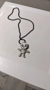 Ogrlica sa skeletom koji svetli model 491-660370