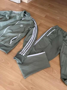 Adidas trenerke M/L maslinasto zelene NOVO