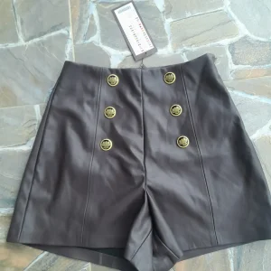 Šorts od ekokože Amisu vel XS