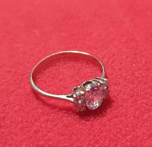 Prelep verenicki prsten od zutog zlata sa gorskim kristalom