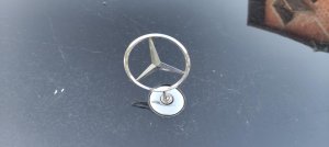 Mercedes E klasa W 212 znak na haubi