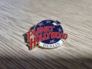 Bedž Planet Hollywood Berlin iz 90-ih.