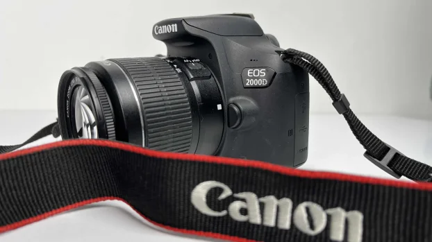 Canon EOS 2000D + 18-55mm objektiv (KAO NOV)