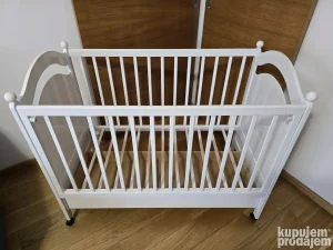 Drveni krevetac za bebe sa dušekom