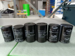 Kondenzatori 560uf-680uf