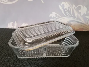 Posuda nova staklena dvodelna za margarin,maslac itd.