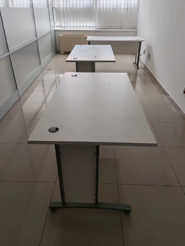 Kancelarijski nameštaj stolovi stolice fiokari police